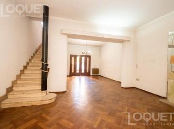Casa · 262m² · 5 Ambientes · 1 Cochera · Importante Casa - a 50 m de La Plaza 25 de Mayo