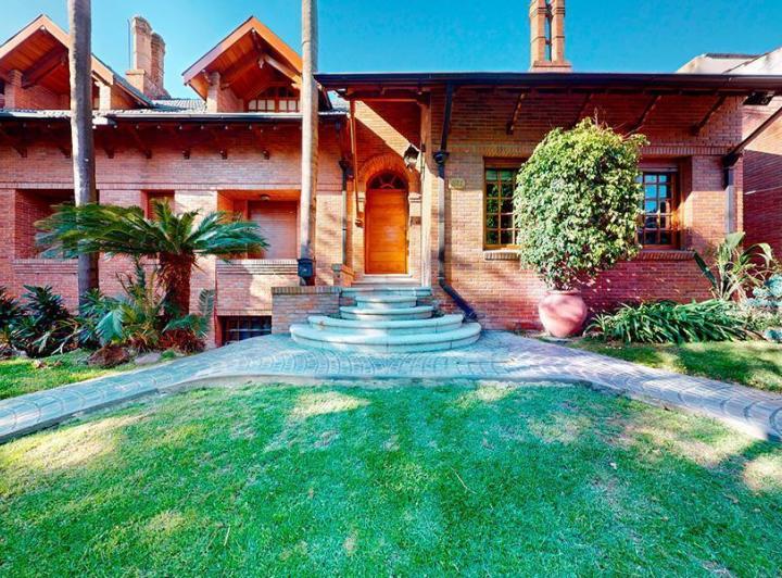 Casa · 600m² · 7 Ambientes · 2 Cocheras
