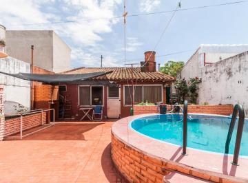 Casa · 140m² · 5 Ambientes · 1 Cochera · Casa de 3 Ambientes con Pileta en Wilde