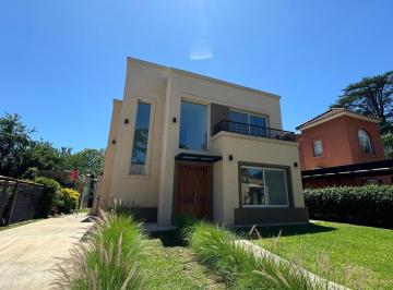 Casa · 237m² · 5 Ambientes · 2 Cocheras · Venta Casa en B° La Morada