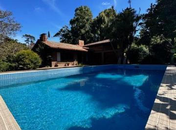 Casa · 240m² · 4 Ambientes · 2 Cocheras · Chalet 4 Ambientes con Pileta - Bosque Peralta Ramos