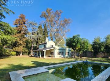 Casa · 130m² · 4 Ambientes · Casa en Barrio Santa Amelia - Doble Lote