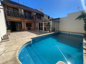 Casa · 236m² · 5 Ambientes · 3 Cocheras · Castelar Norte Chalet 6 Amb Céntrico