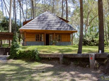 Casa de 4 ambientes, Cariló · Carilo, Cabaña Clásica en Venta – un Encanto en Plena Naturaleza