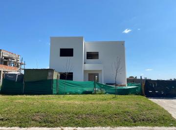 Casa · 202m² · 4 Ambientes · 3 Cocheras · Casa en Venta en Obra en Country Monet, Campana