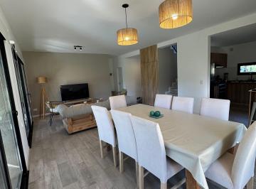 Oportunidad dueño directo. Hermosa casa, se estrenó en enero 2025, ubicada en un · Barrio Pioneros.