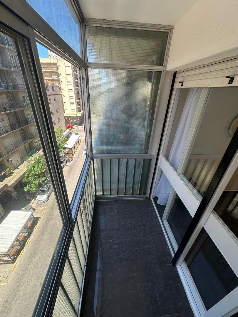 Departamento 2 ambientes a la calle con balcón saliente cubierto