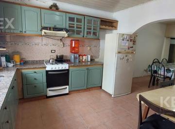 Casa · 200m² · 5 Ambientes · 1 Cochera · Venta 2 Casas con Cochera y Local Comercial en Isidro Casanova