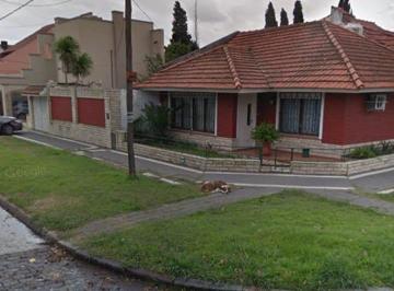 Casa de 4 ambientes, Lomas de Zamora · Casa en Alquiler con Cochera - Banfield