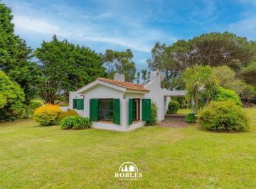 Casa · 136m² · 5 Ambientes · Chalet Sobre Tres Lotes en El Barrio Chapadmalal