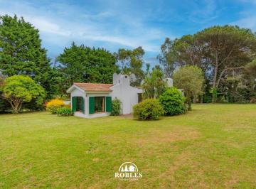 Casa · 136m² · 5 Ambientes · Chalet Sobre Dos Lotes en El Barrio Chapadmalal