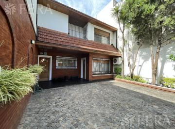 Casa · 211m² · 5 Ambientes · 1 Cochera · Venta Casa 5 Ambientes con Piscina en Sarandí