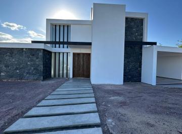 Casa · 300m² · 7 Ambientes · 2 Cocheras · Venta Casa en La Deseada con Vistas! a Estrenar!