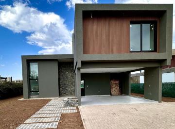 Casa · 335m² · 10 Ambientes · 2 Cocheras · Venta Casa en Chacras de La Villa a Estrenar!