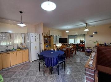 Casa · 140m² · 6 Ambientes · 3 Cocheras · Venta de 2 Casas con Local Comercial Patio y Cochera