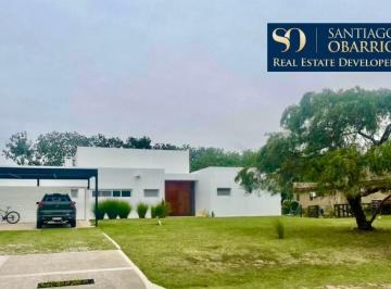 Casa · 180m² · 4 Ambientes · 2 Cocheras · Casa en Venta en Estancias Golf Sobre 2700 m² de Terreno