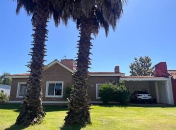 Casa · 200m² · 3 Dormitorios · 2 Cocheras · Casa a La Venta en Country San Isidro