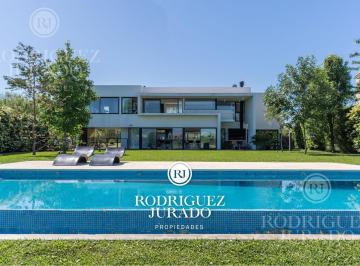 Casa · 246m² · 5 Ambientes · 1 Cochera · Espectacular Casa en Venta a La Laguna en San Benito - Villanueva
