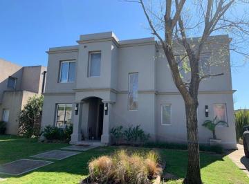 Casa · 220m² · 4 Ambientes · Casa en Venta en La Comarca, General Pacheco, Tigre
