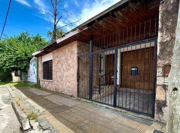 Casa de 4 ambientes, Lomas de Zamora · Casa en Venta 4 Ambientes en Temperley - Garaje, Quincho, Fondo Libre - Lote 10,40x49
