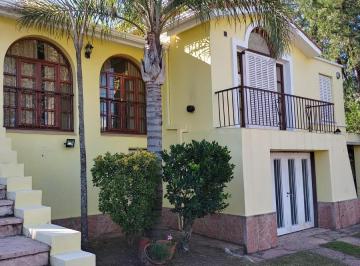 Casa · 185m² · 2 Ambientes · 1 Cochera · Casa en Sarmiento