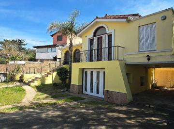 Casa · 185m² · 2 Ambientes · 1 Cochera · Casa en Sarmiento