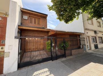 Casa · 189m² · 3 Dormitorios · Casa en Venta 3 Dorm., Suite con Vestidor, Patio, Quincho y Garage – Flores