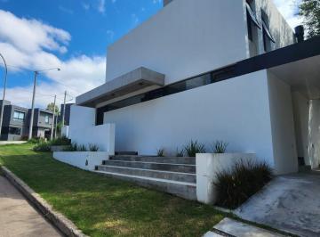 Foto · Casa de Diseño en Barrio La Carolina - Vista Seguridad Diseño Pileta