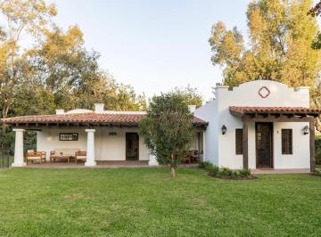 Casa · 160m² · 4 Ambientes · Venta Casa en Barrio con Portón, Bella Vista