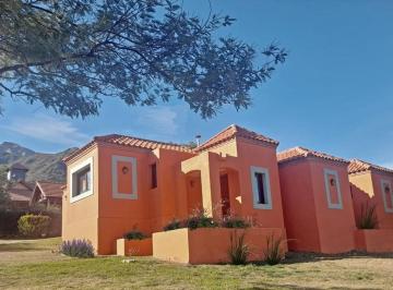 Casa · 120m² · 4 Ambientes · 2 Cocheras · Country Chumamaya, Casa Para 6 Pasajeros