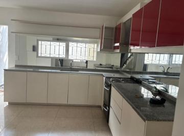 Casa · 130m² · 4 Ambientes · 1 C/av Exc Triplex 3 Dor 2 Ste Esc Patio Coch Imp