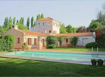 Casa · 380m² · 4 Dormitorios · 2 Cocheras · Casa en Chacras de Coria
