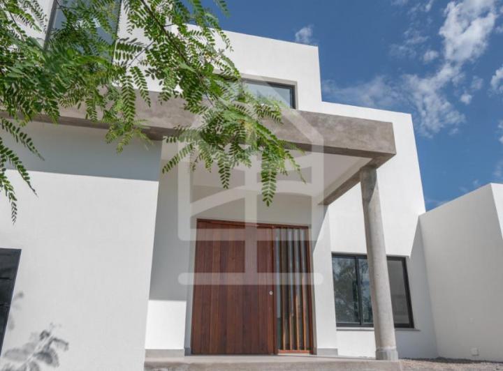 Casa · 230m² · 4 Ambientes · 2 Cocheras
