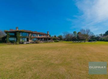 Casa · 977m² · 10 Ambientes · 4 Cocheras · Espectacular Propiedad - Imponente Casa - 11000 m de Terreno