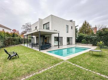 Casa · 253m² · 7 Ambientes · Excelente Casa Moderna Club Newman