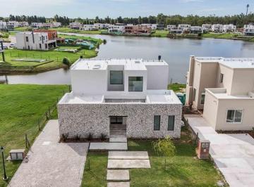 Casa · 223m² · 7 Ambientes · 1 Cochera · Excelente Casa Al Agua en El Barrio Santa Ana