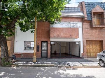 Casa · 233m² · 11 Ambientes · 2 Cocheras · Casa en Vera 3100