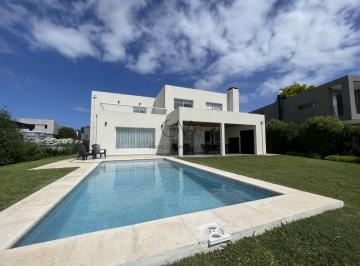 Casa · 230m² · 5 Ambientes · Casa de 5 Ambientes en B° Arenas del Sur
