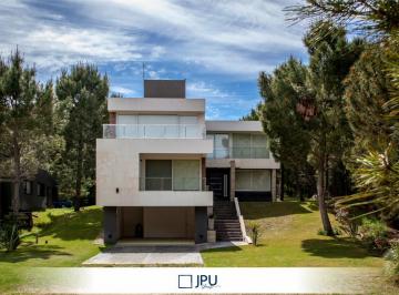 Casa · 300m² · 5 Ambientes · 1 Cochera · Casa en Alquiler Temporario Costa Esmeralda Residencial I