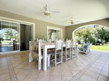 Casa · 350m² · 5 Ambientes · 1 Cochera · Casa en Alquiler en Saint Thomas Sur Canning