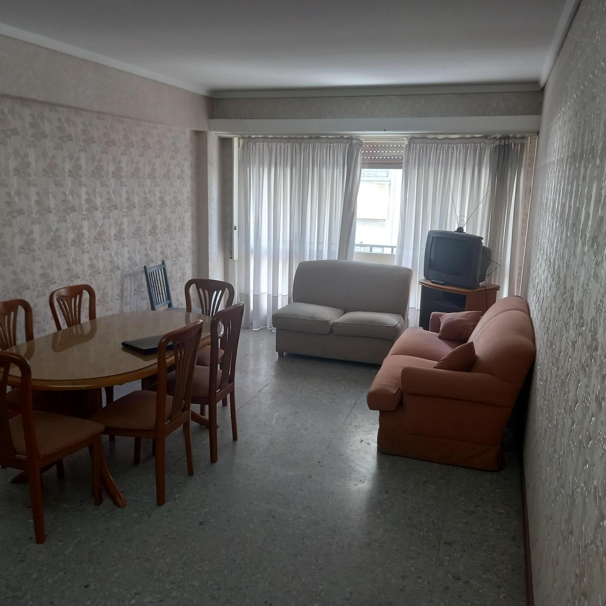 Departamento de 3 ambientes con dependencia, externo con balcon corrido