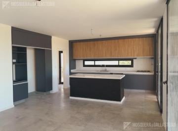 Casa · 246m² · 6 Ambientes · 4 Cocheras · Casa a Laguna en San Matias. 4 Dorm.! Pileta!