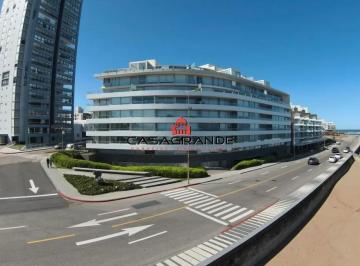 Departamento · 138m² · 4 Ambientes · 1 Cochera · Apartamento de 3 Dorm. en Playa Brava