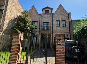 Casa · 330m² · 4 Ambientes · 2 Cocheras · Excelente Casa en Venta en San Isidro