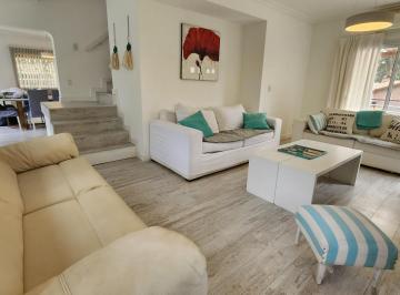 Casa · 400m² · 7 Ambientes · Casa de 4 Plantas con Vista Al Golf y Piscina Climatizada.