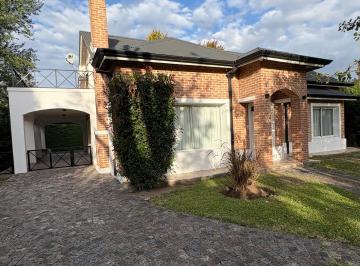 Casa de 4 ambientes, Berazategui · Casa en Lote Central con Suite, Playroom y Galería – Funcional y Luminosa