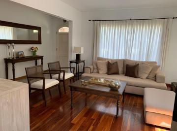 Casa de 4 ambientes, Berazategui · Casa en Lote Central con Suite, Playroom y Galería – Funcional y Luminosa