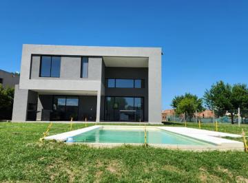 Casa · 227m² · 6 Ambientes · 2 Cocheras · Casa en Venta en Barrio San Matias, Escobar, Zona Norte