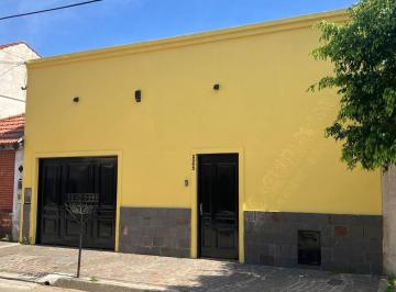 Casa · 200m² · 5 Ambientes · 1 Cochera · Especial Casa 5 Ambientes con Parque. Excelente Ubicación