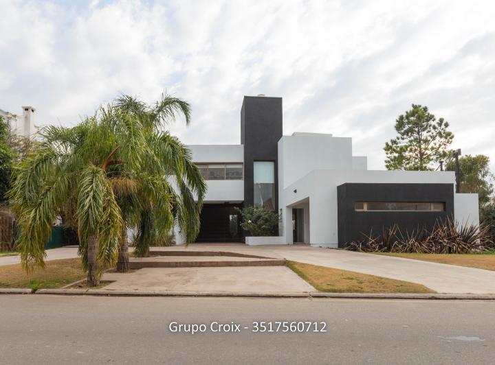 Casa · 460m² · 8 Ambientes · 2 Cocheras